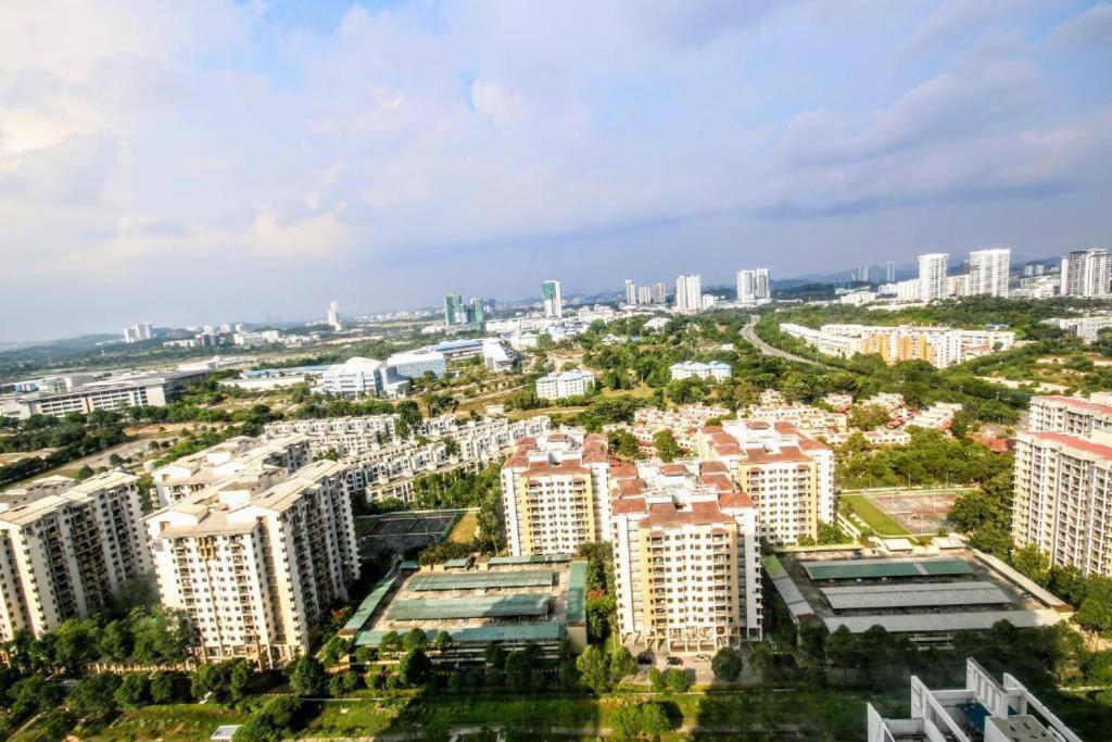 Lovely 3-Bedroom Serviced Apartment @ Cyberjaya Exterior foto